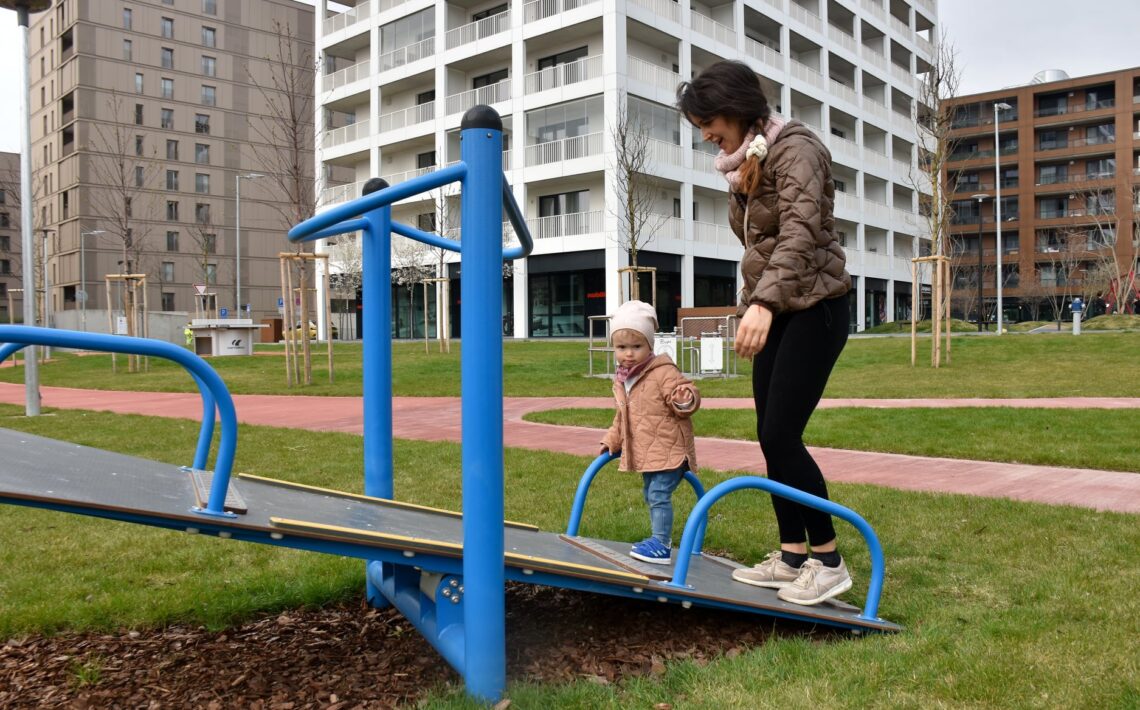 v novom-meste-pribudol-park-s-hracimi-prvkami-pre-hendikepovane-deti