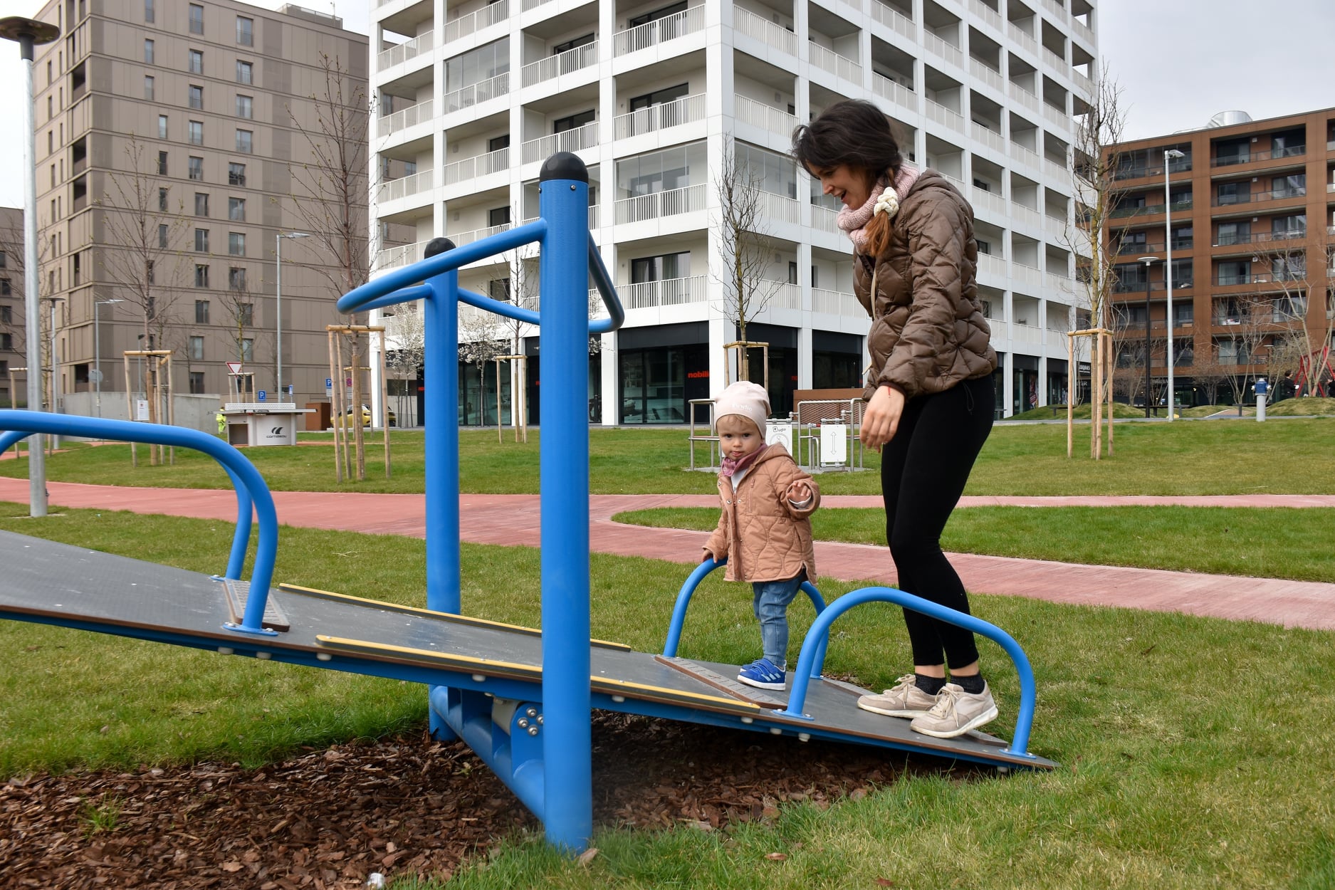 v novom-meste-pribudol-park-s-hracimi-prvkami-pre-hendikepovane-deti