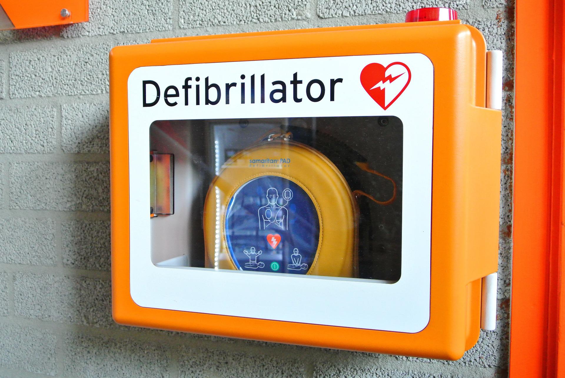 obcianske-zdruzenie-zachrana-darovalo-dubravke-defibrilator