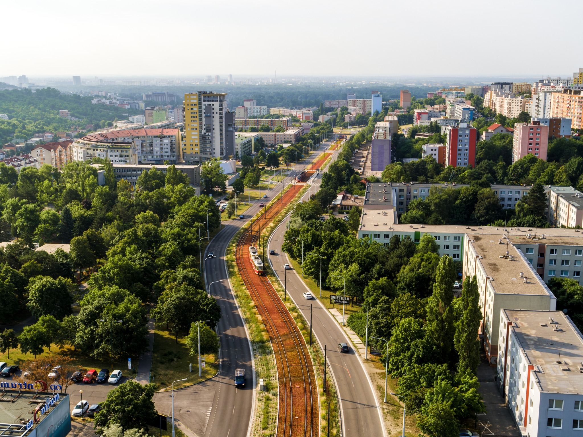 karlova-ves:-zelen-na-radiale-nicia-cestujuci,-ktori-vstupuju-na-kolajisko