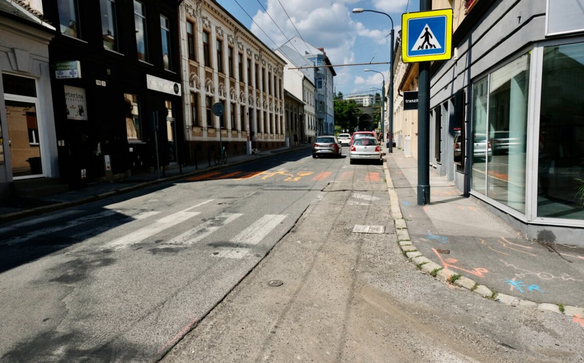 na-karpatskej-ulici-spusta-hlavne-mesto-komplexnu-opravu-vozovky-a-chodnika