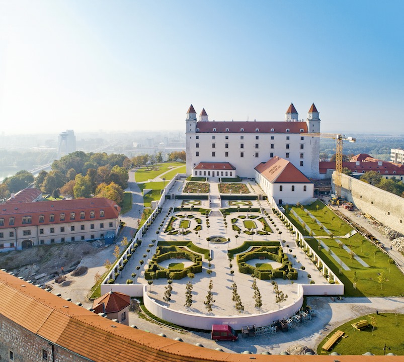 bratislavske-legendy:-aj-vam-hrad-pripomina-obrateny-stolcek?