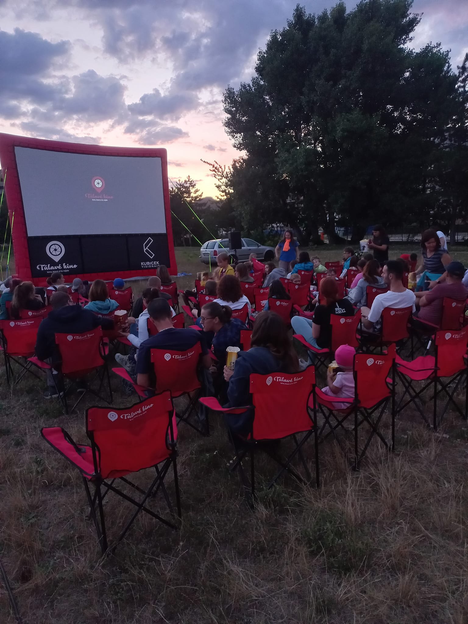 novinkou-tohto-leta-je-mobilne-kino.-v raci-sa-bude-v sobotu-premietat-film-stastny-novy-rok-2