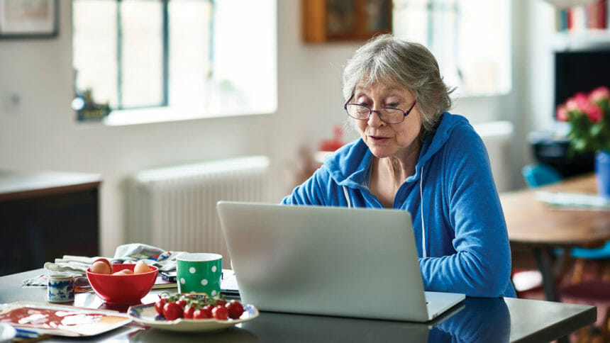 policia-pripomina-seniorom-opatrnost-pri-internetovych-nakupoch