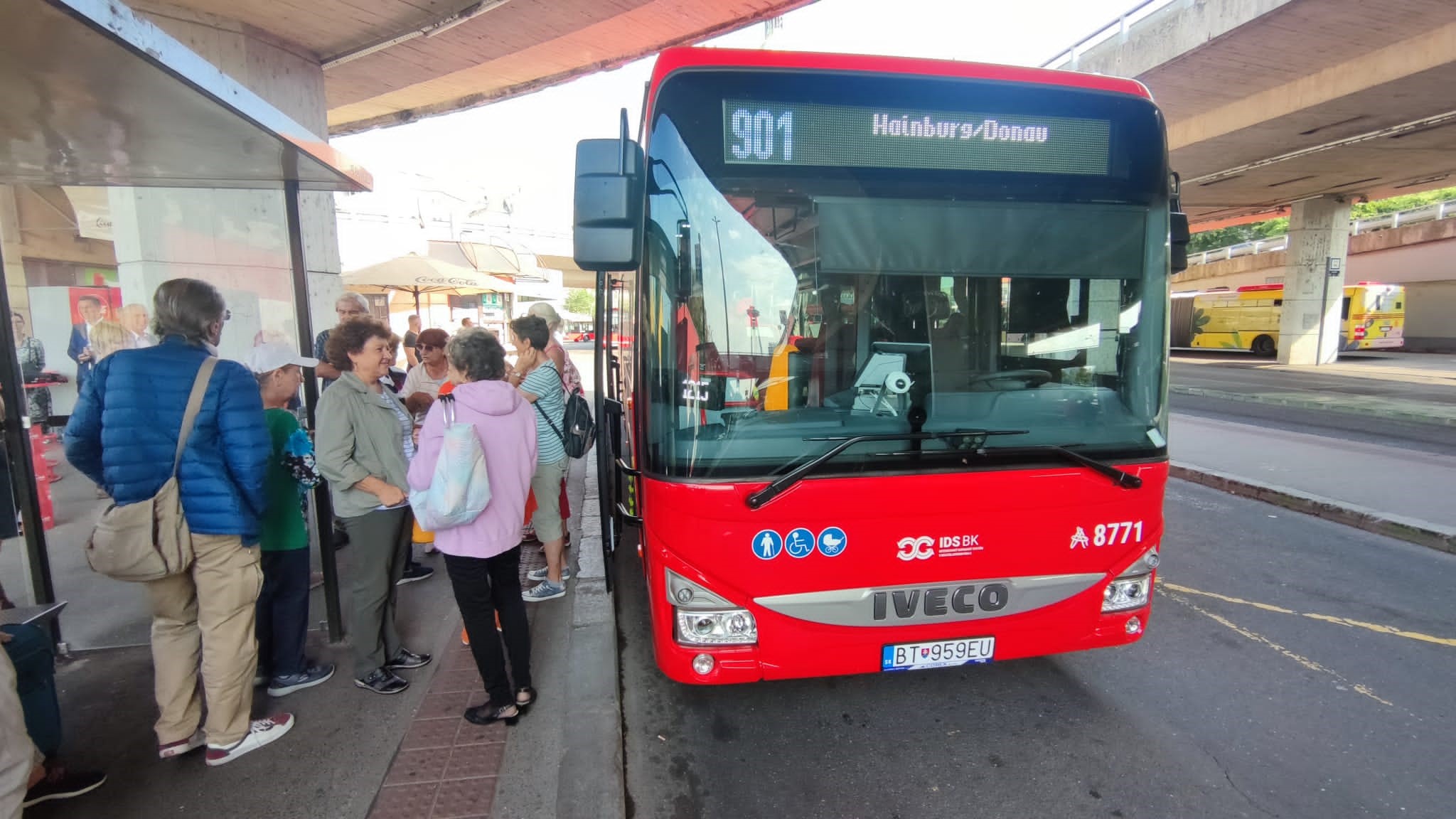 autobus-z bratislavy-do-hainburgu-zacal-premavat-s prichodom-skolskeho-roka