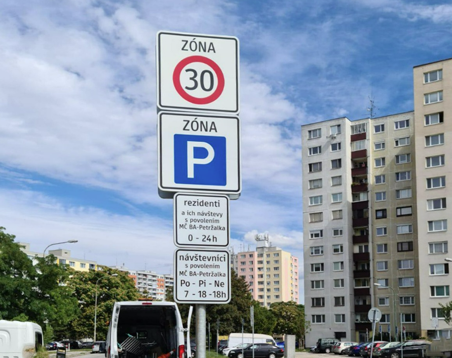 petrzalka-sprisnila-pravidla-a-zaregulovala-prvu-parkovaciu-zonu-na-dvoroch