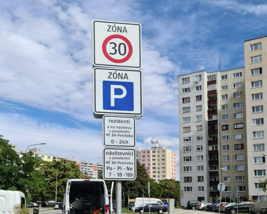 petrzalka-sprisnila-pravidla-a-zaregulovala-prvu-parkovaciu-zonu-na-dvoroch