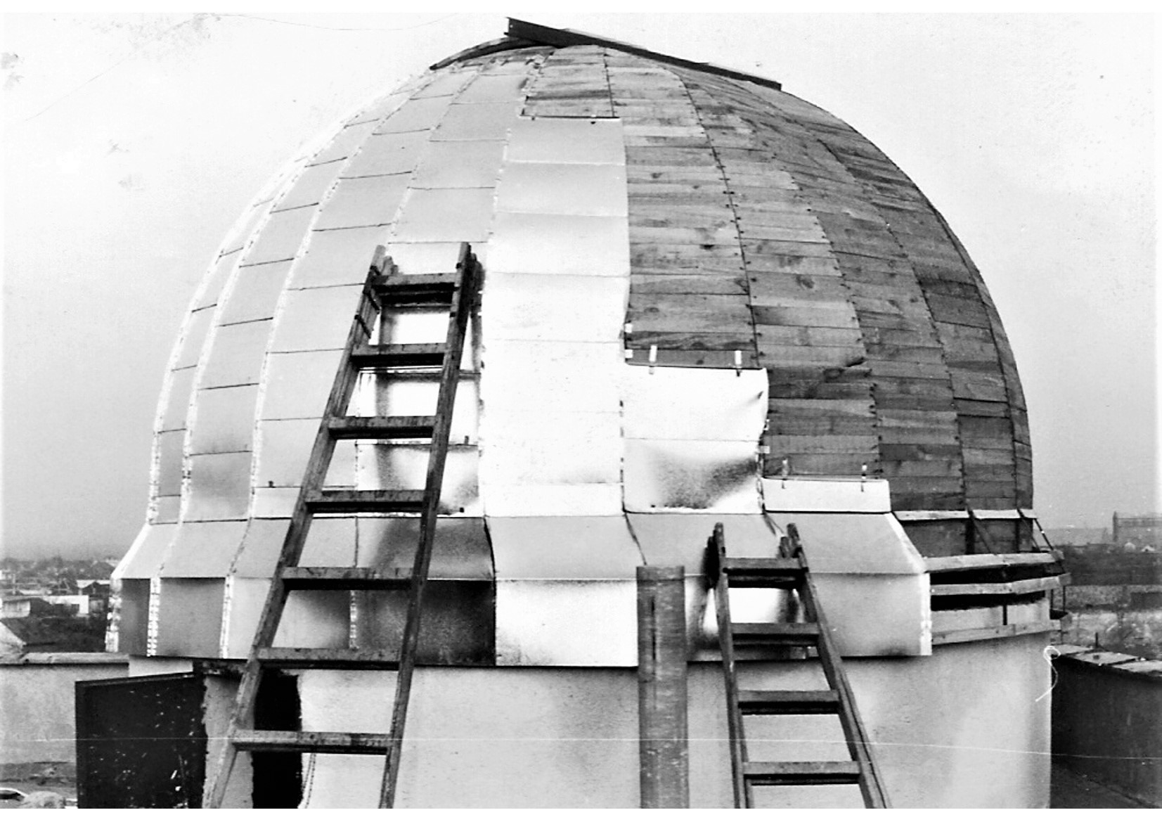 senecka-hvezdaren-ma-40-rokov-7.-oktobra-1982-bola-na-strechu-skoly-osadena-kupola-hvezdarne