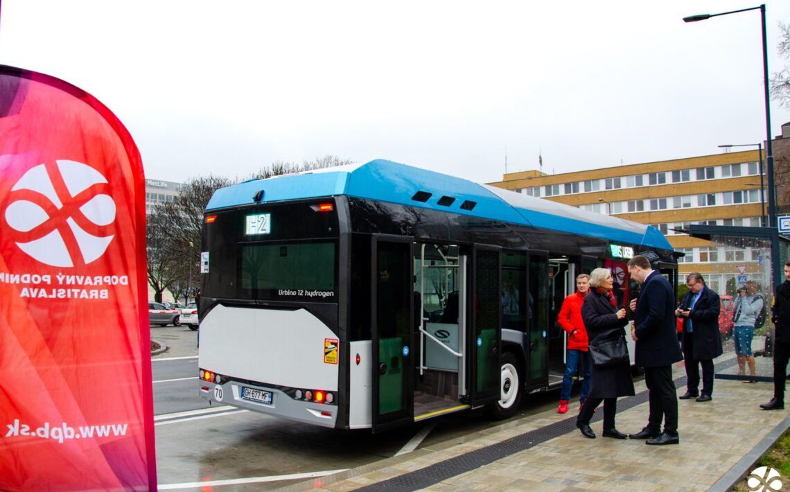 prvy-12-metrovy-mestsky-vodikovy-autobus-na-slovenskudorazil-do-hlavneho-mesta