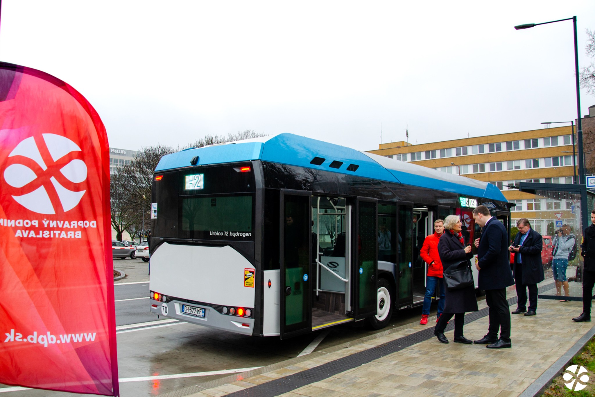 prvy-12-metrovy-mestsky-vodikovy-autobus-na-slovenskudorazil-do-hlavneho-mesta