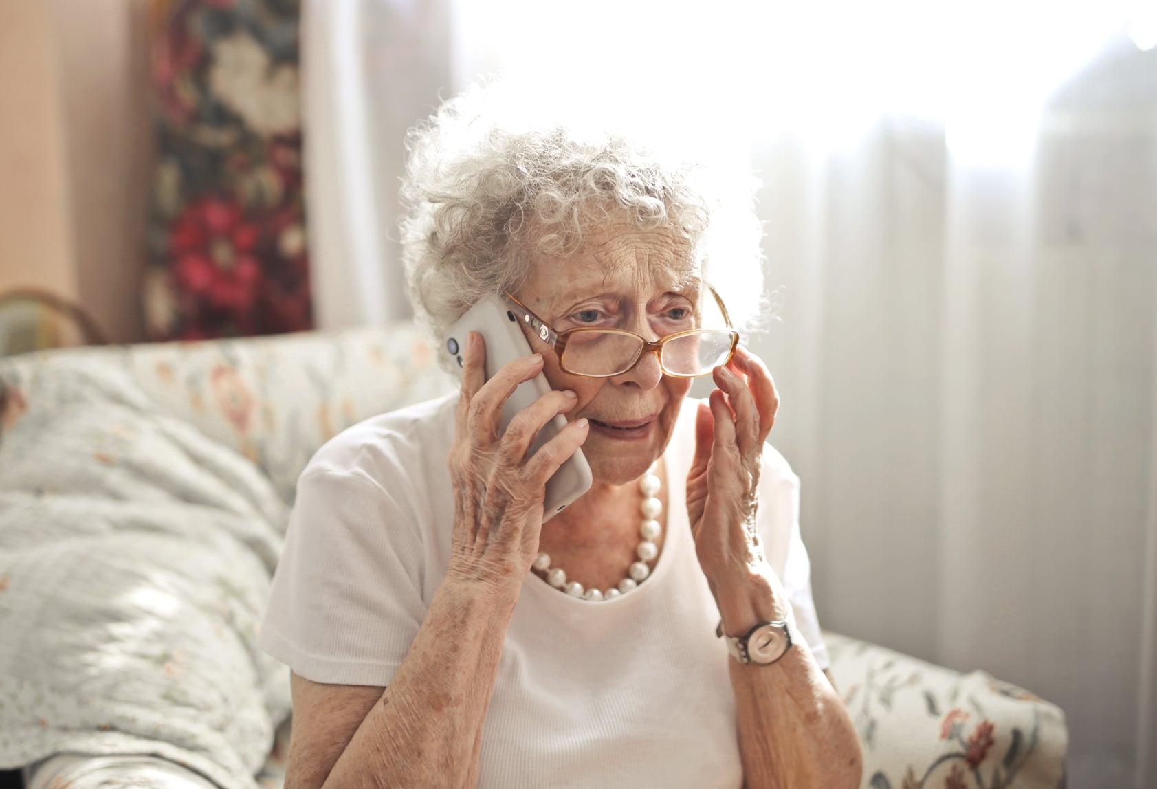 vypocujte-si-autenticky-telefonat-na-158.-takto-ma-vyzerat-spravna-reakcia-seniorov