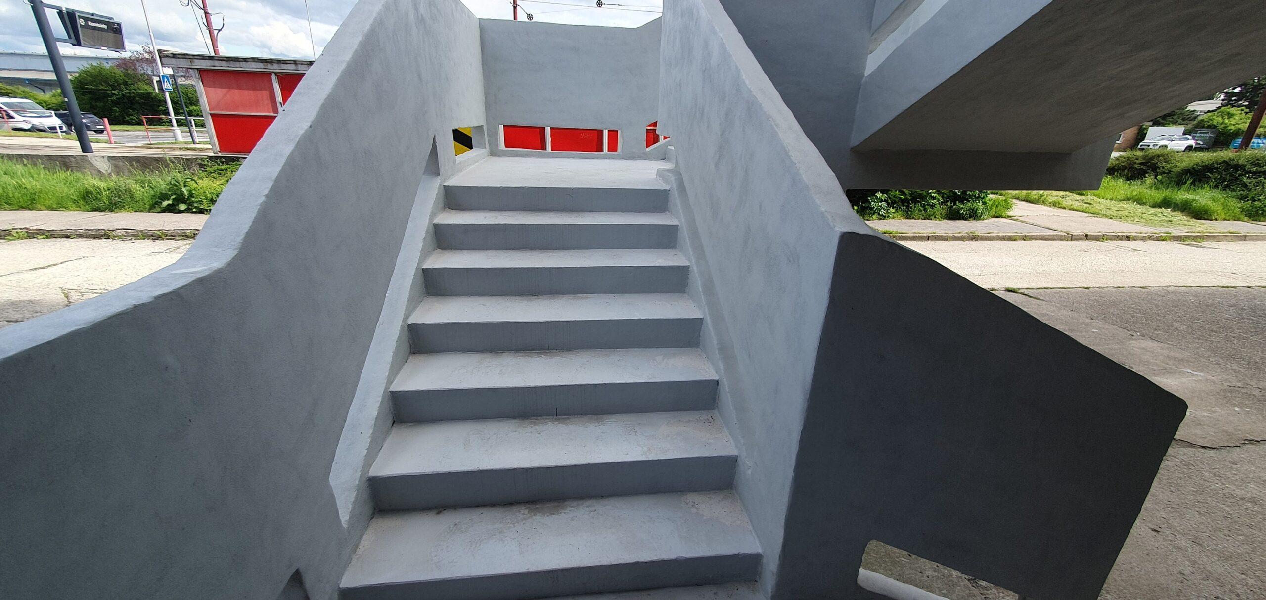 schody-na-karpatskom-namesti-v-raci-su-opravene