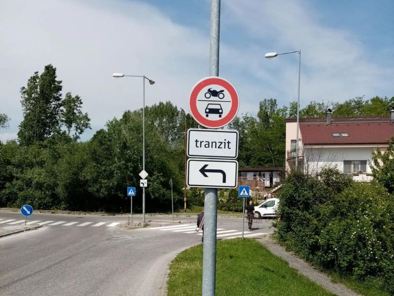 nove-znacky-zakazuju-tranzit-cez-ulice-stareho-lamaca