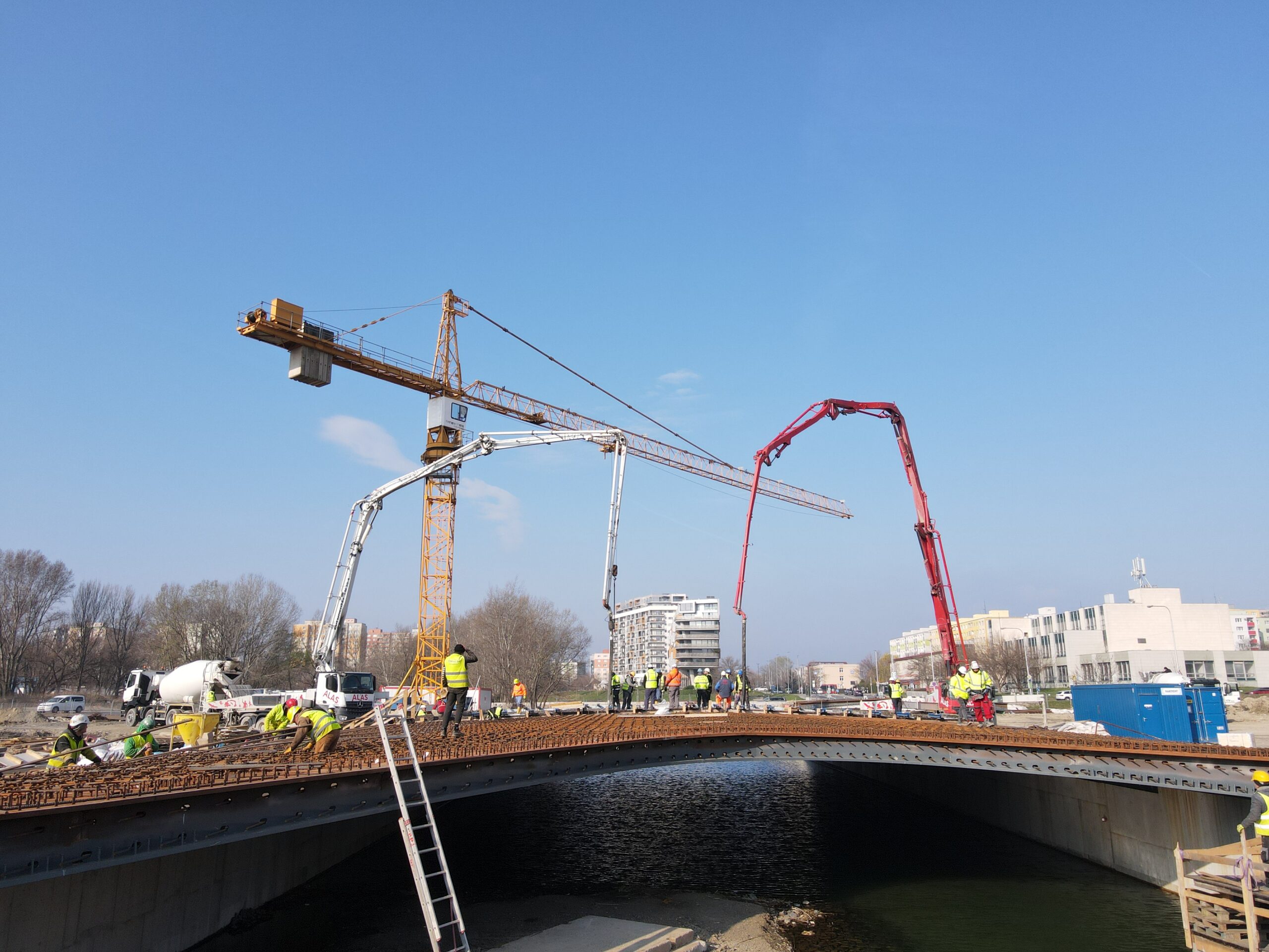 petrzalska-elektricka-vo-vystavbe:-stavbari-betonovali-zdruzeny-most-cez-chorvatske-rameno