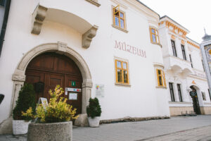 malokarpatske-muzeum-v-pezinku-pozyva-na-noc-muzei-a-galerii-2025