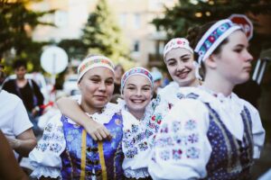 slavnost-hliny-opat-v-modre:-keramika,-folklor-a-jedinecne-zbierky