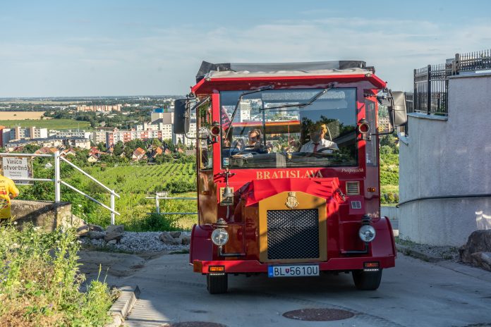 racanska-lokalka-vas-povozi-po-pivniciach-a-vinohradoch-malych-karpat