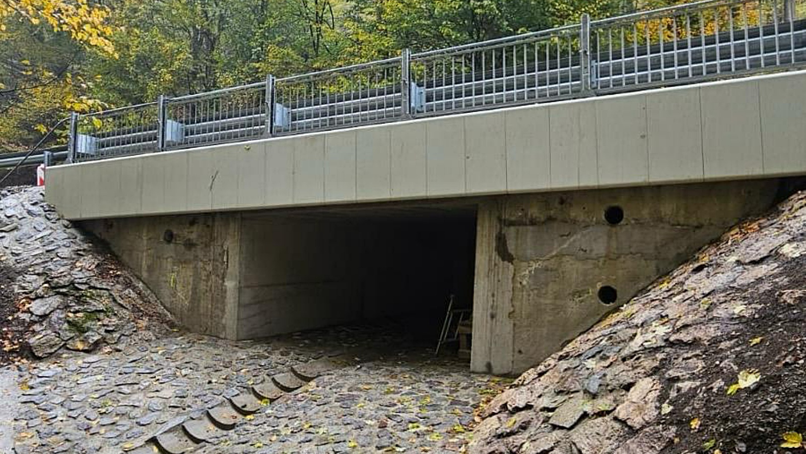 na-ceste-medzi-budmericami-a-ruzindolom-opravuju-cestari-most