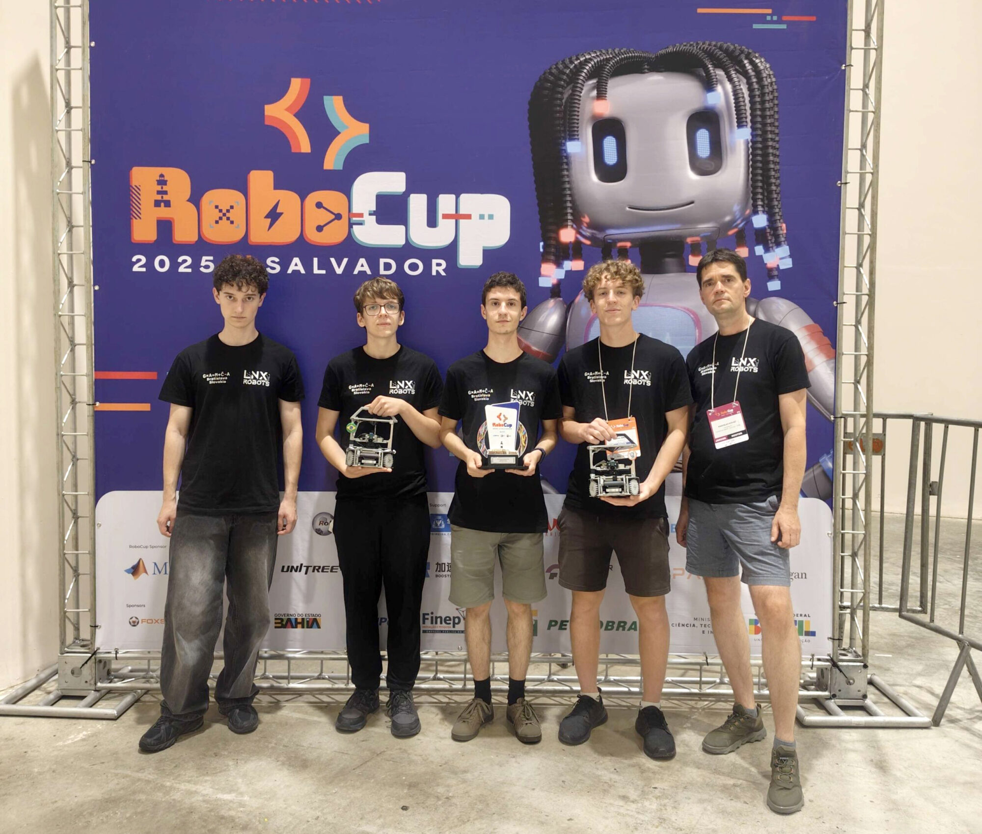 uspechy-studentov-gymnazia-grosslingova-na-medzinarodnej-scene:-bronz-z-matematickej-olympiady-a-striebro-z-robocupu