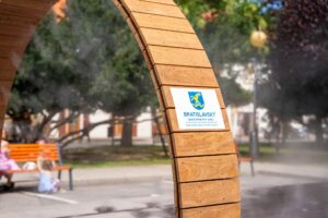 v-pezinku-pribudol-novy-hmlovy-prvok-na-radnicnom-namesti