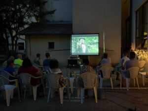 koncom-prazdnin-zorganizovali-socialni-pracovnici-z domova-socialnych-sluzieb-a zariadenia-pre-seniorov-kastiel-v-stupave-letne-kino-pod-holym-nebom