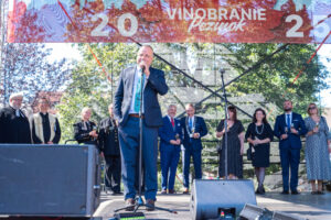 vinobranie-v-pezinku-rozozvucalo-mesto-hudbou,-smiechom,-vinarskou-hrdostou-i-tradiciami