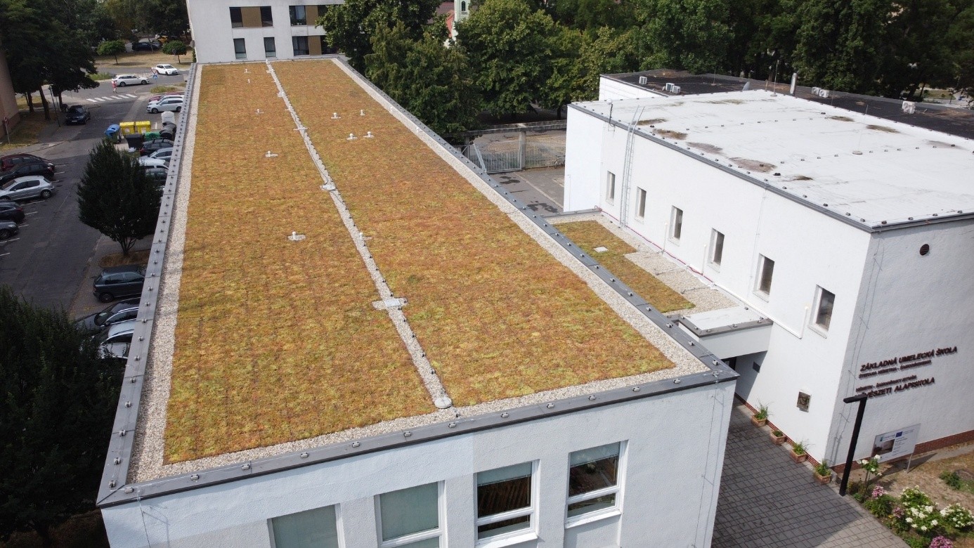 prva-pilotna-investicia-projektu-#greencities-je-dokoncena:-samorin-ma-zelenu-strechu-na-zakladnej-umeleckej-skole