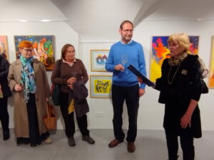 modra-blue-–-vystava-martina-kellenbergera-otvorena-v modre