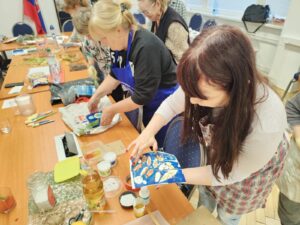 mokra-kyanotypia-so-simonom-luptakom:-den-plny-modrych-experimentov-a-tvorivej-slobody