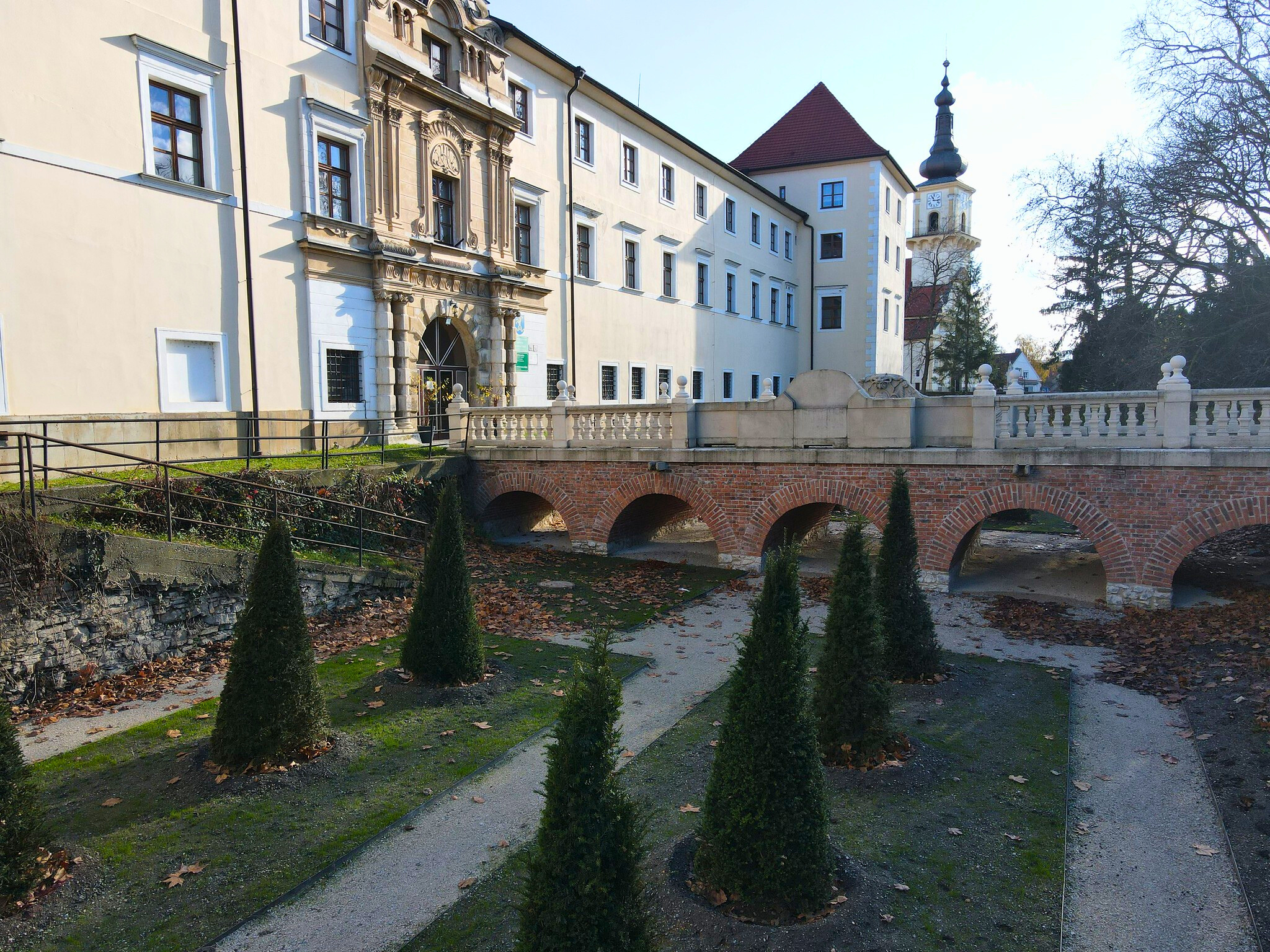 stupavsky-kastielsky-park-oziva:-novy-vodopad,-lapidarium-aj-dreveny-chodnik-v-mokradi-su-takmer-hotove