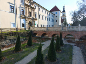 stupavsky-kastielsky-park-oziva:-novy-vodopad,-lapidarium-aj-dreveny-chodnik-v-mokradi-su-takmer-hotove