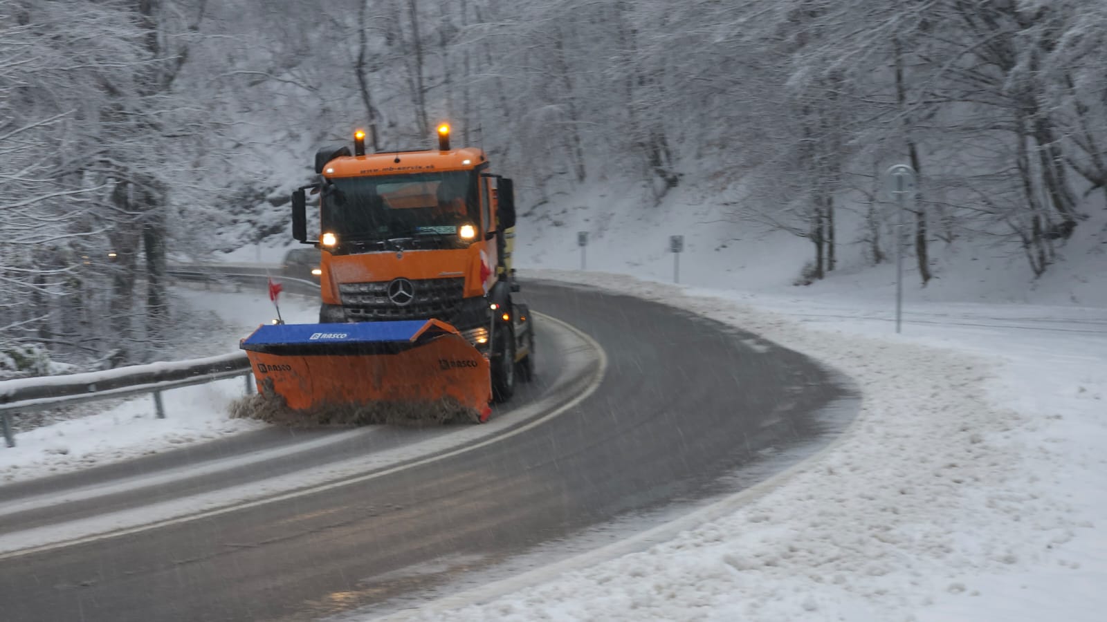 zupni-cestari-v-terene-zabezpecuju-zjazdnost-regionalnych-ciest-pocas-snezenia