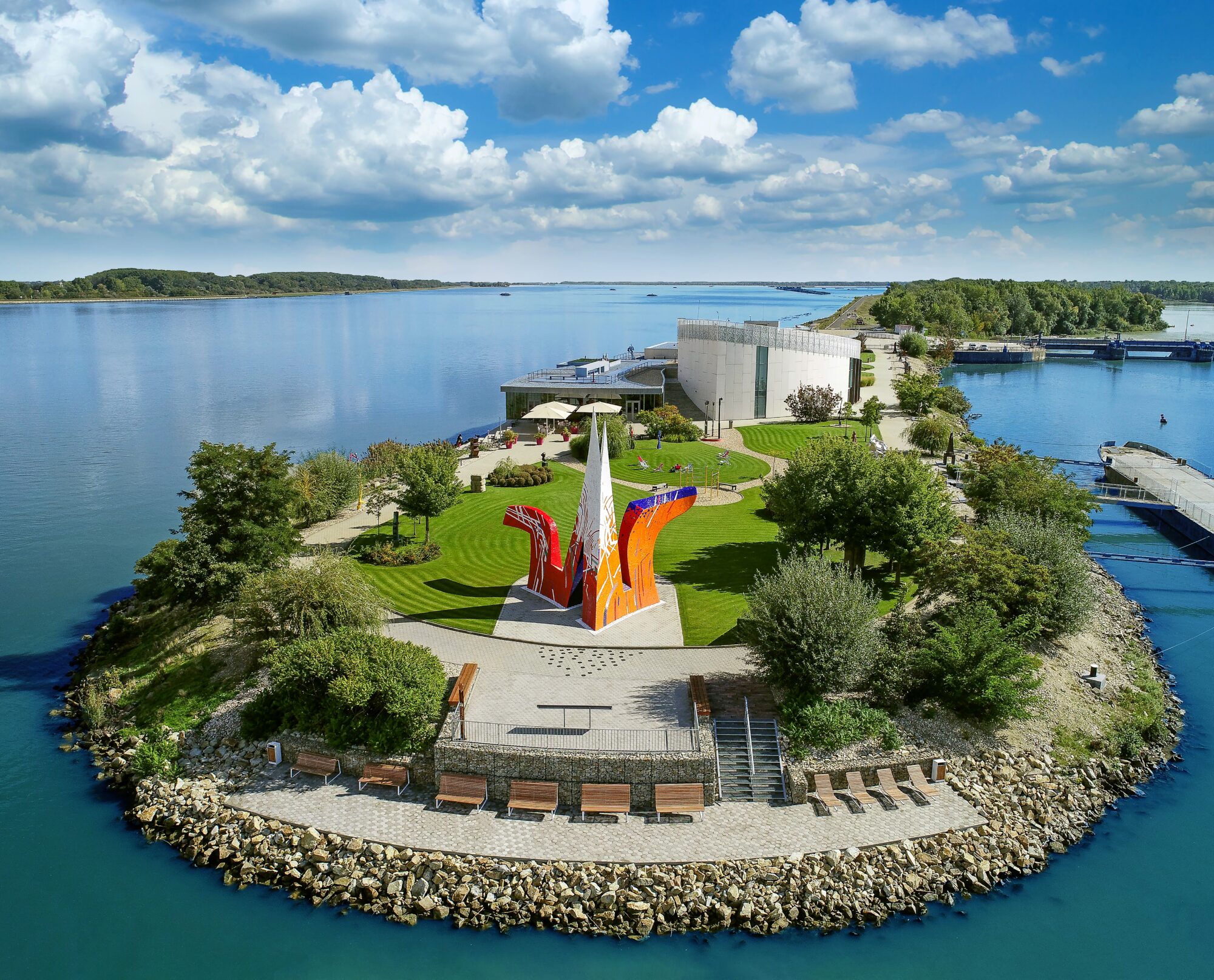 tip-na-vylet:-navstivte-najromantickejsie-muzeum-moderneho-umenia-v europe.-nachadza-sa-nedaleko-bratislavy