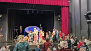 mikulasska-atmosfera-zaplnila-babkove-divadlo