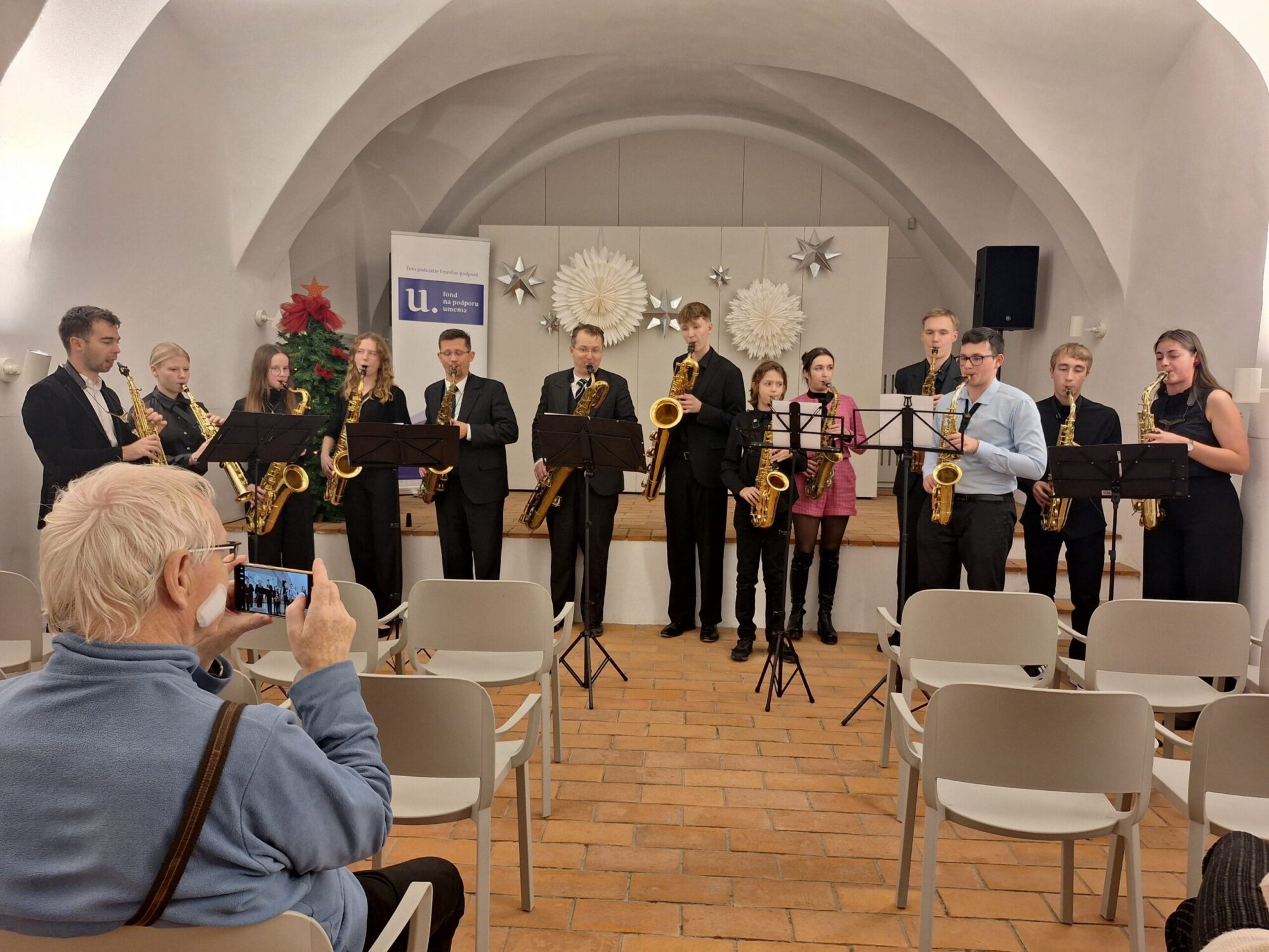 mury-kastiela-v modre-rozozvucali-saxofony