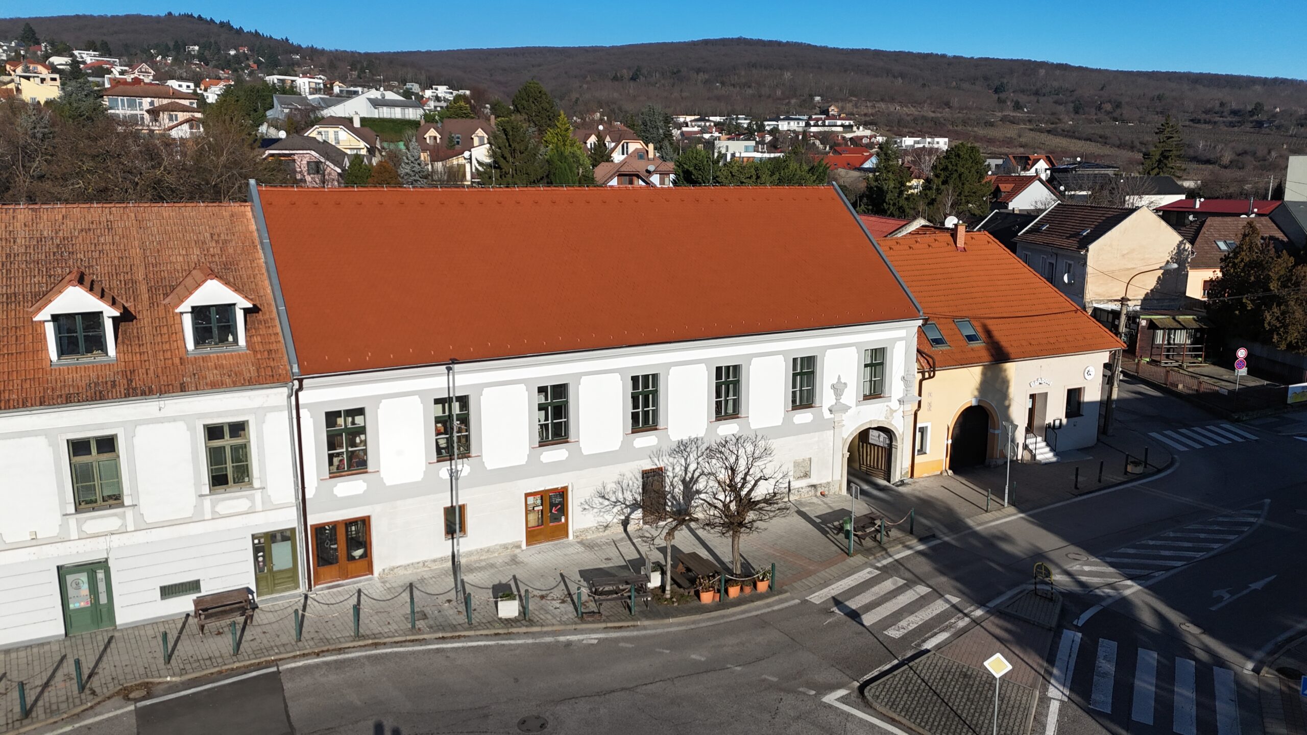 kolonicova-kuria-v-raci-ma-obnovenu-fasadu.-historicka-pamiatka-sa-pripravuje-na-dalsiu-etapu-rekonstrukcie