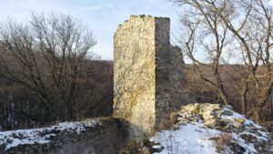 hrad-biely-kamen-pod-snehom.-tajomna-zrucanina-v-malych-karpatoch