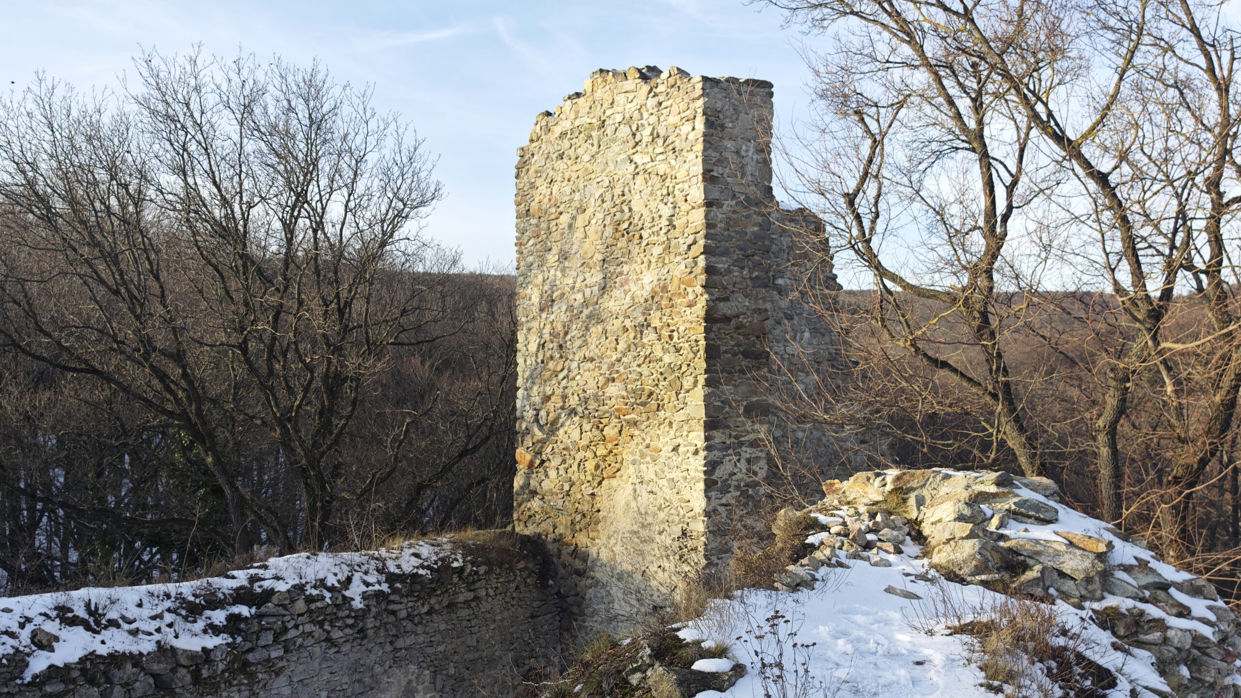 hrad-biely-kamen-pod-snehom.-tajomna-zrucanina-v-malych-karpatoch