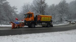 zupni-cestari-v-terene-zabezpecuju-zjazdnost-regionalnych-ciest-pocas-snezenia