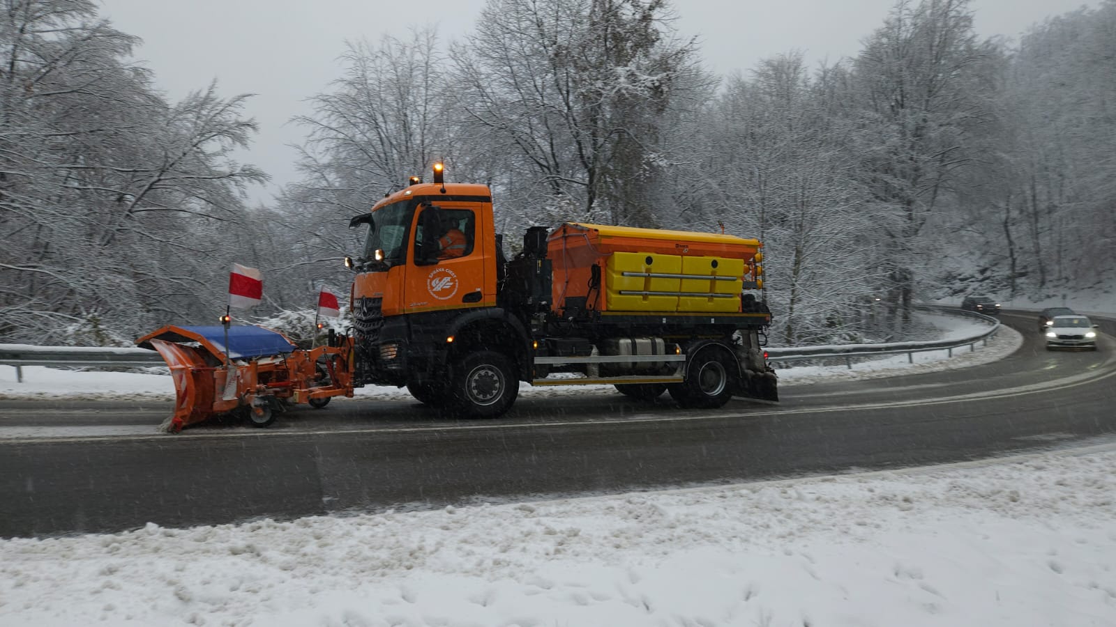 zupni-cestari-v-terene-zabezpecuju-zjazdnost-regionalnych-ciest-pocas-snezenia