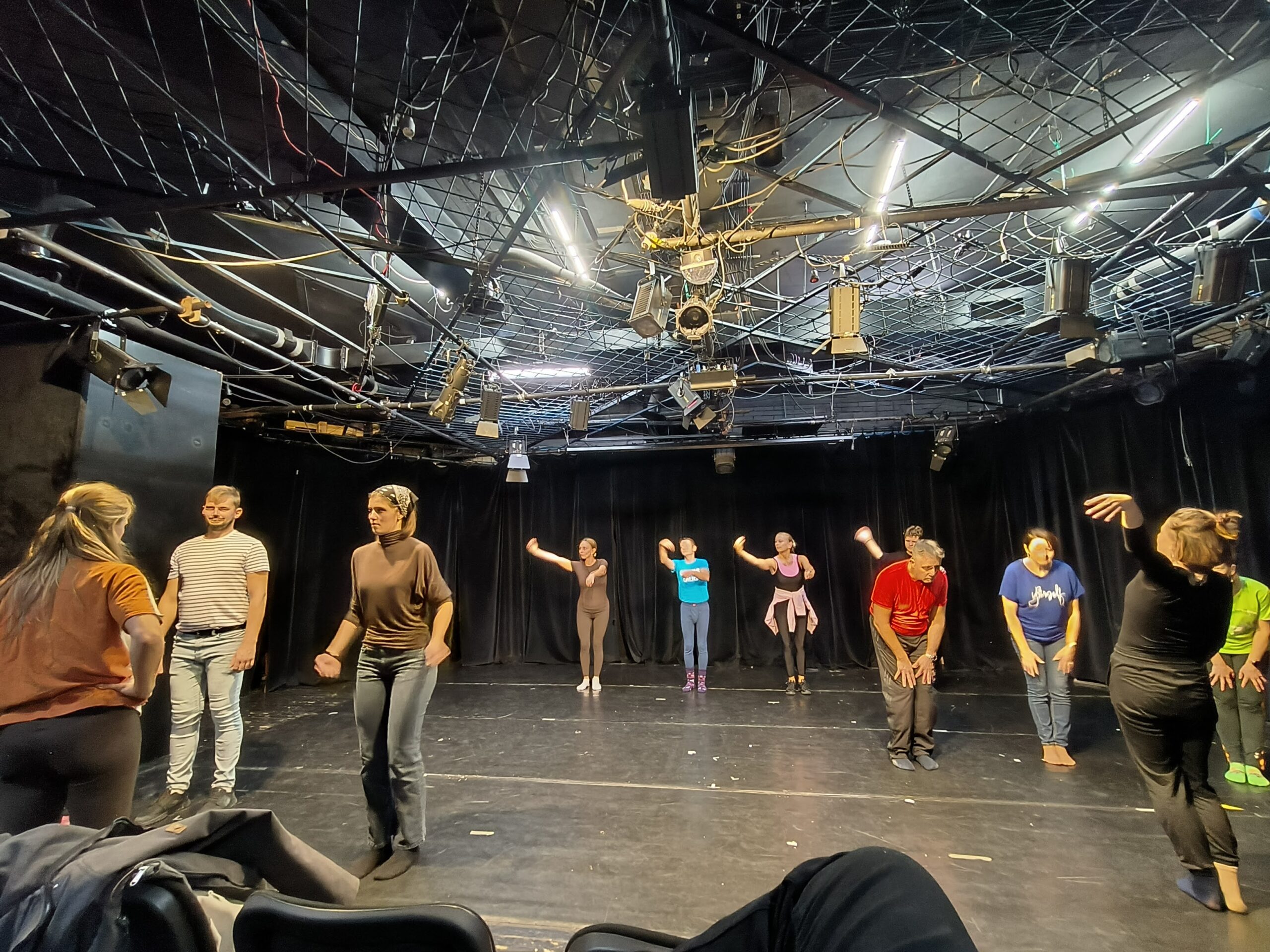 vzdelavame,-prepajame,-inspirujeme-–-24-workshopov-pre-neprofesionalne-divadla