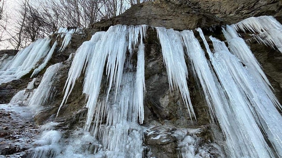 tip-na-vylet:-tajomny-kamenolom-s-ladopadom-na-okraji-obce-borinka