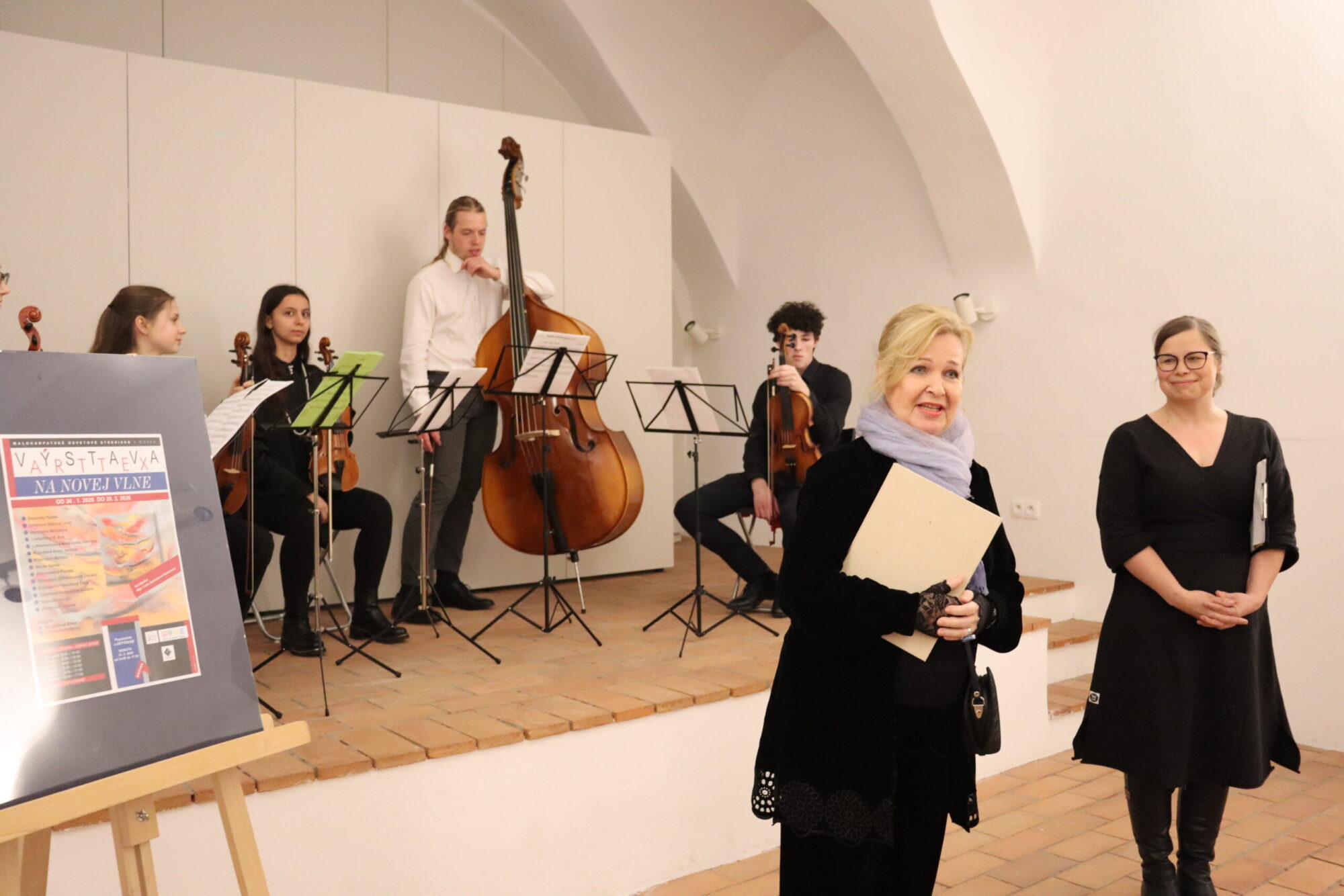 vernisaz-vystavy-na-novej-vlne-–-arttex-v-kastieli-modra-sa-niesla-v-uvolnenej-atmosfere