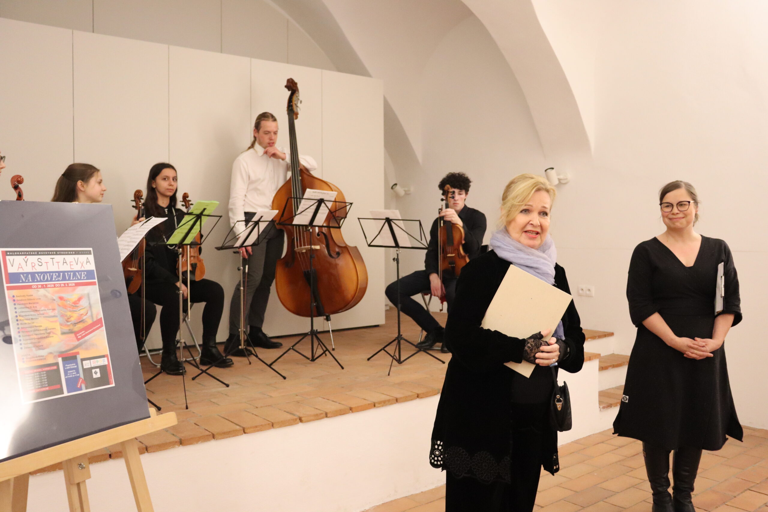 vernisaz-vystavy-na-novej-vlne-–-arttex-v-kastieli-modra-sa-niesla-v-uvolnenej-atmosfere