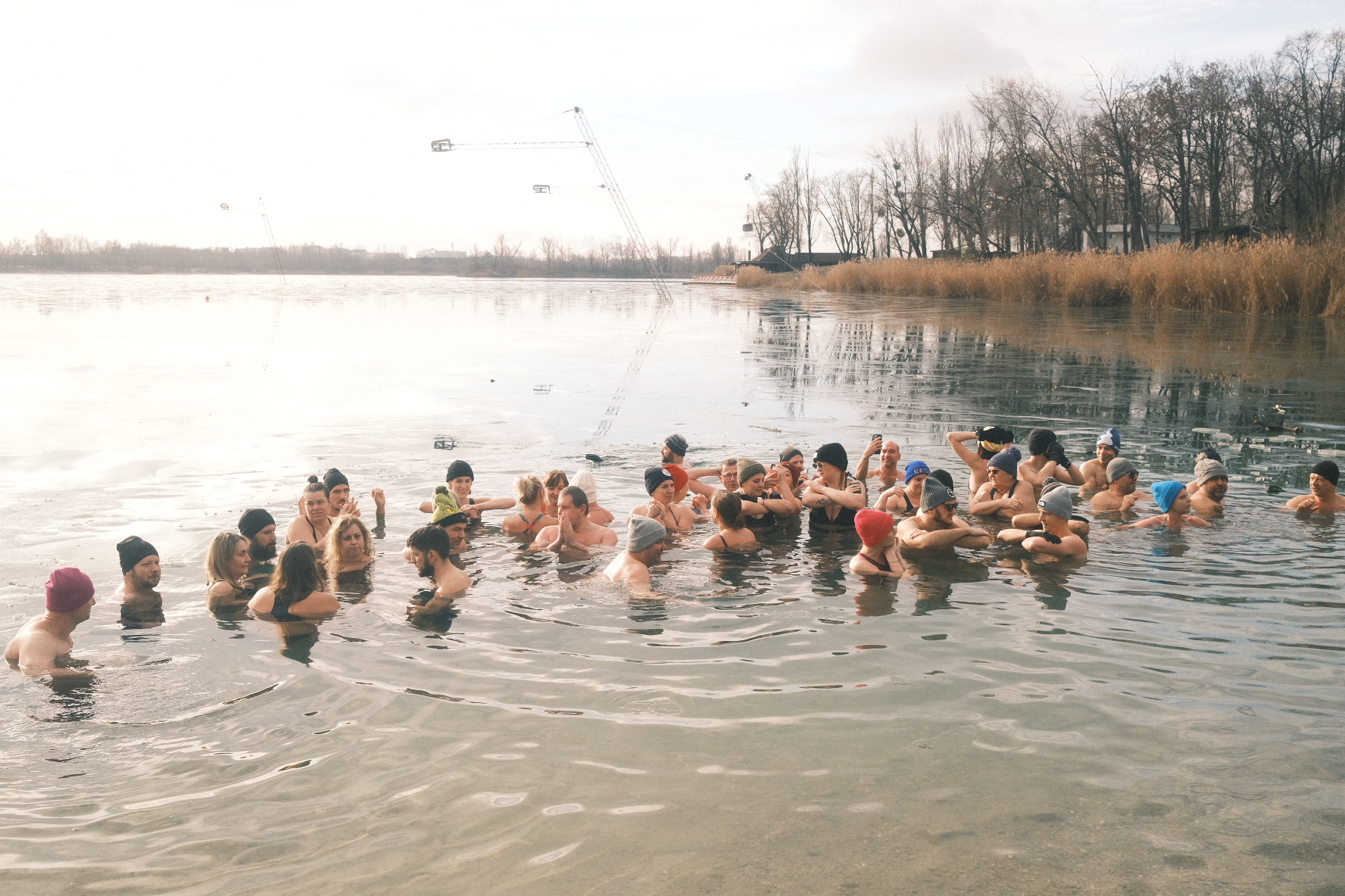 hromadnym-vstupom-do-ladovej-vody-vyjadrili-solidaritu-ludom-bez-domova
