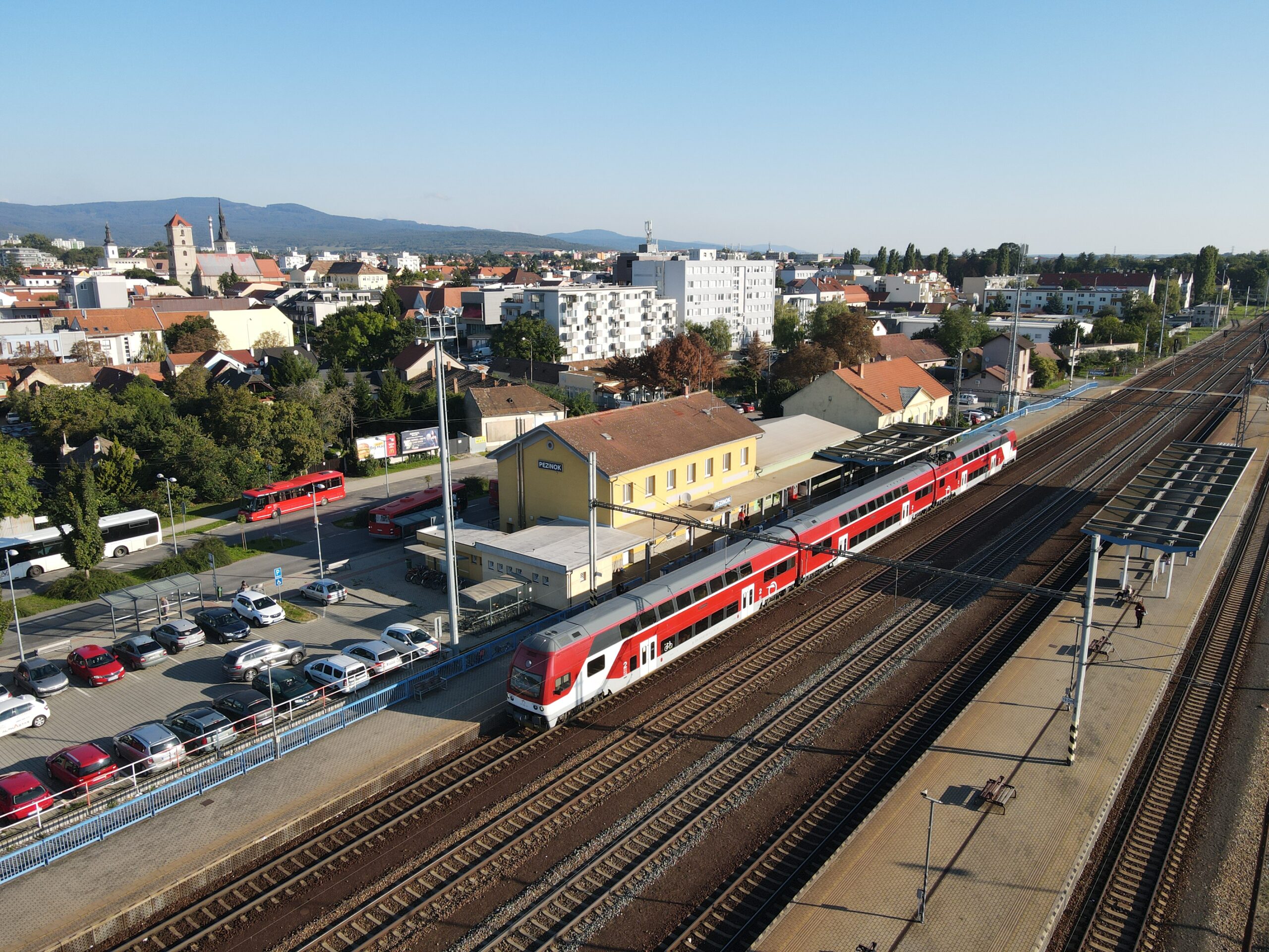 mimoriadne-zastavovanie-rychlikov-v-pezinku-a-docasne-obmedzenia-na-trati-nitra-–-trnava