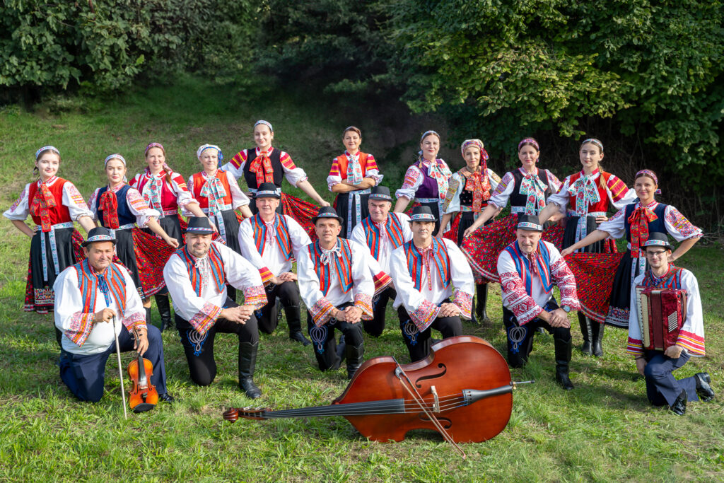 cataj-sa-ponori-do-fasiangovej-atmosfery,-sprievod-masiek-aj-pochovavanie-basy