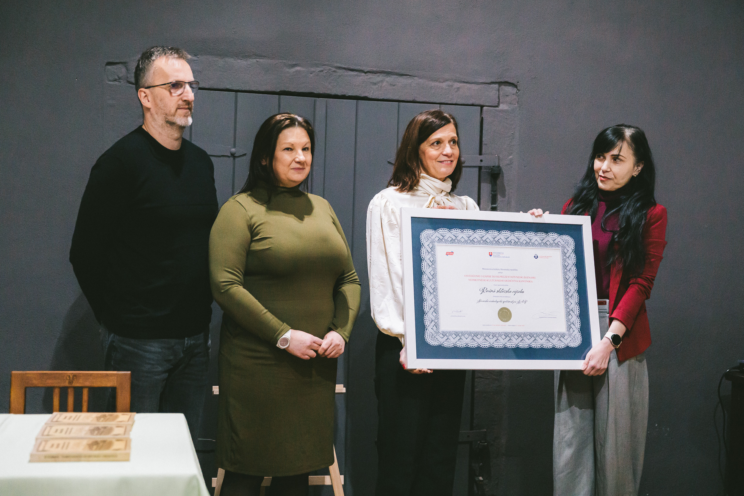 osvedcenie-o-zapise-rucnej-sklarskej-vyroby-putuje-do-malokarpatskeho-muzea-v-pezinku