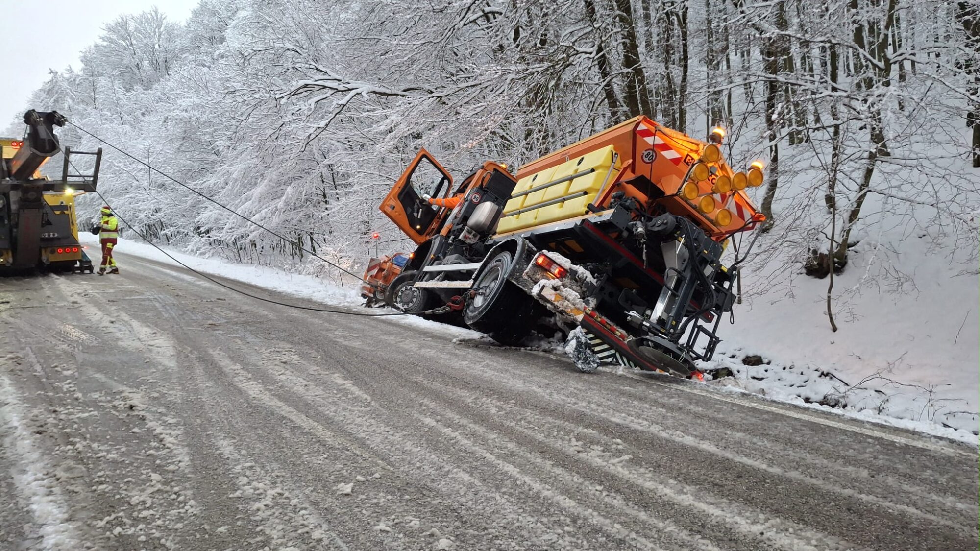 bez-zraneni,-bez-skod.-sypac-sa-vyhybal-protiiducemu-autu,-skoncil-v-priekope