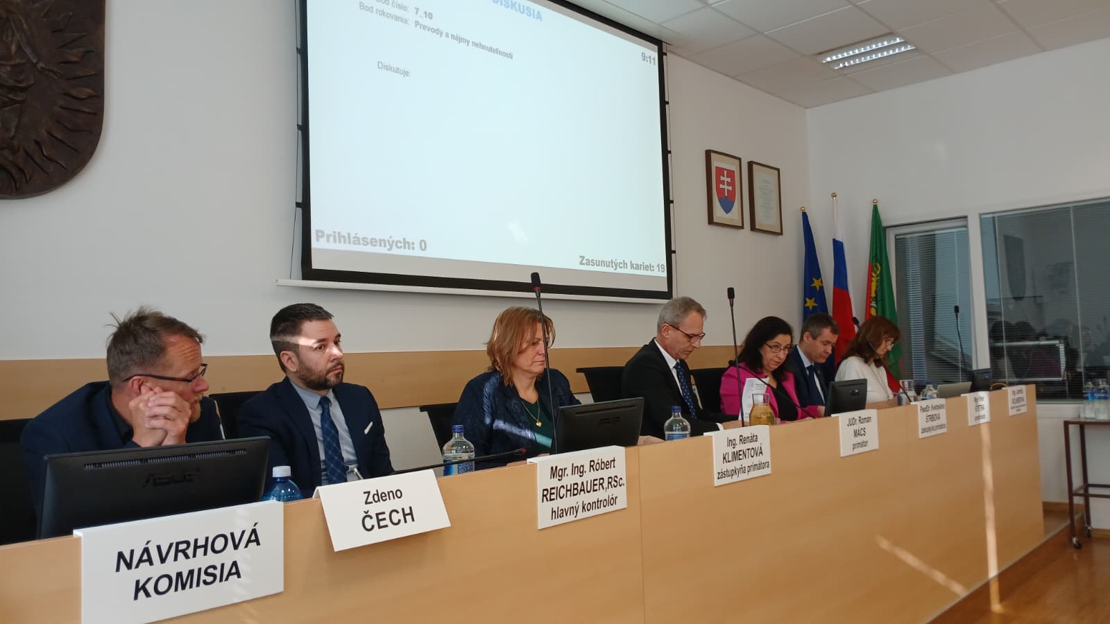 mestske-zastupitelstvo-v-pezinku-schvalilo-upravy-parkovacej-politiky:-jednoduchsie-pasma,-zmenene-casy-a-jedna-karta-bonus